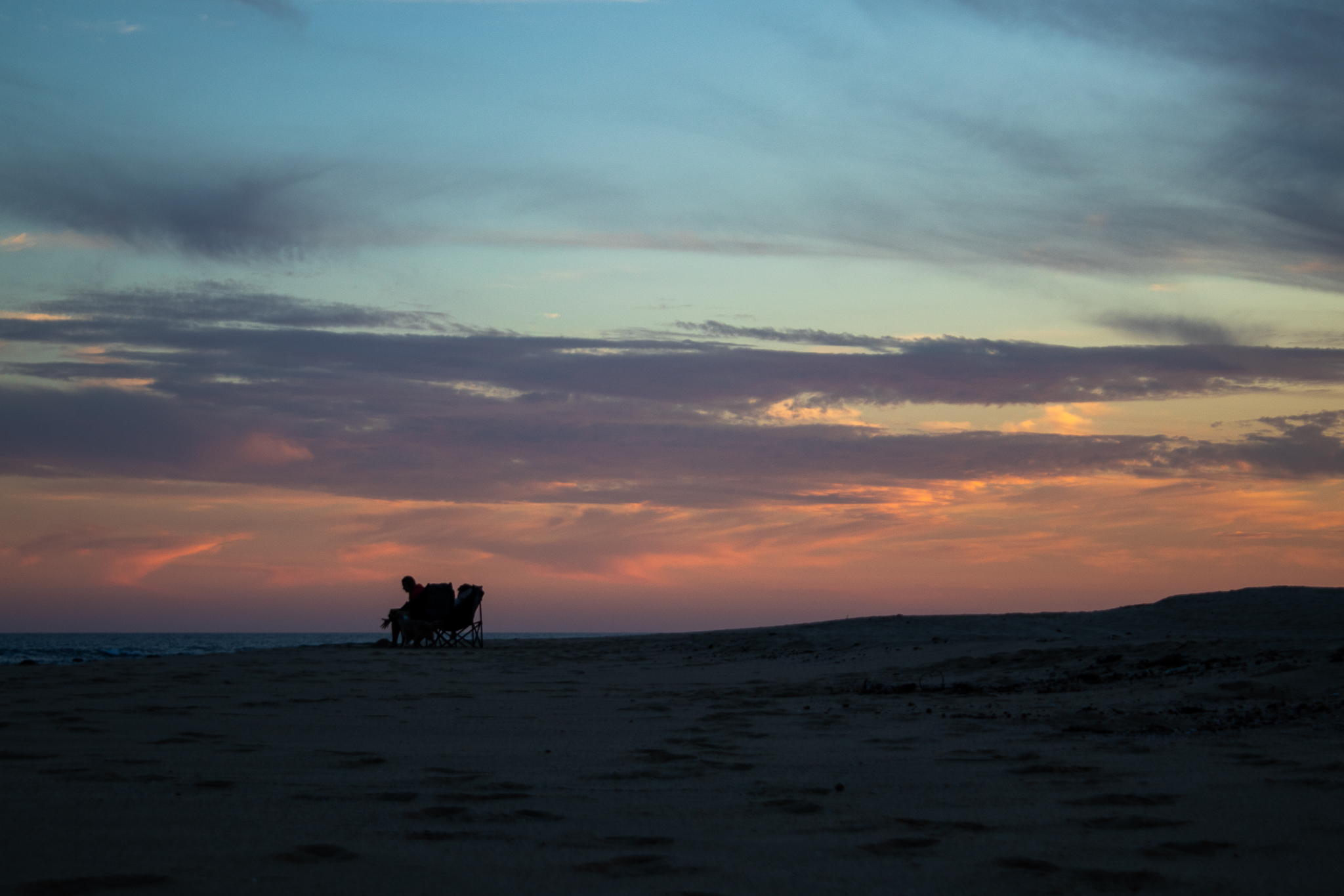 Atardecer sobre el mar tranquilo